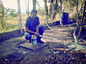 Marcos ao lado de um dos poços artesianos que furou na região de São José dos Campos