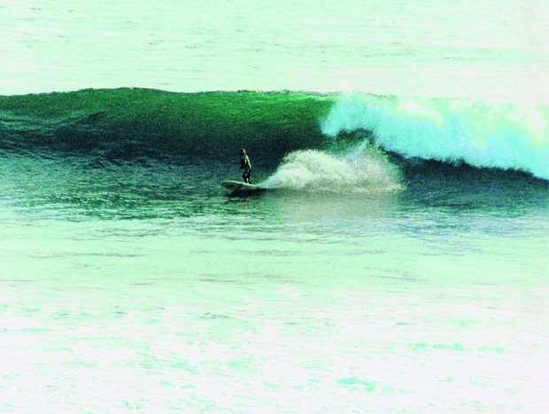 O surf de raiz de Johnny Rice na antiga Califórnia
