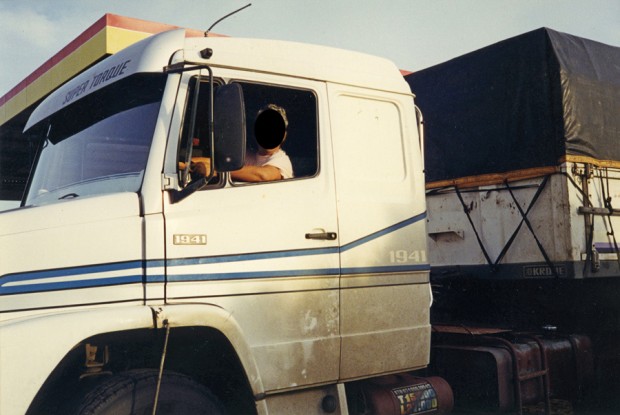 Passando-se por caminhoneiro para mostrar como o suborno rola solto nas estradas do Brasil