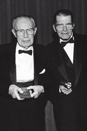 Robert Adler (esq.), conhecido como o inventor do controle remoto, e Eugene Polley, o pioneiro pouco reconhecido, com suas respectivas invenções