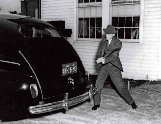 Henry Ford dá uma marretada em carro de fibra de cânhamo, em 1941, para provar sua resistência