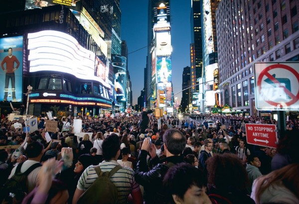 Multidão toma a Times Square em uma das manifestações do movimento Occupy Wall Street