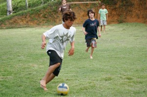 Jogando futebol em Itacaré, 2007, aos 13 anos