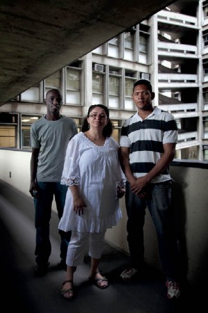 Vanusa com os ex-presidiários Luiz Henrique e Samuel, que estão ajudando a professora na produção do guia
