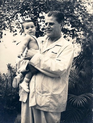 no colo do avô Semi Zattar, com um ano de idade