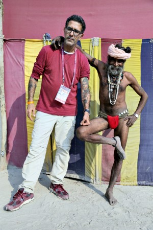 Arthur com amigo no festival Khumba Mela, na cidade de Allahabad