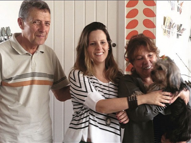 Com os pais, Luiz Carlos e Ruth, e a cachorra Xiquinha