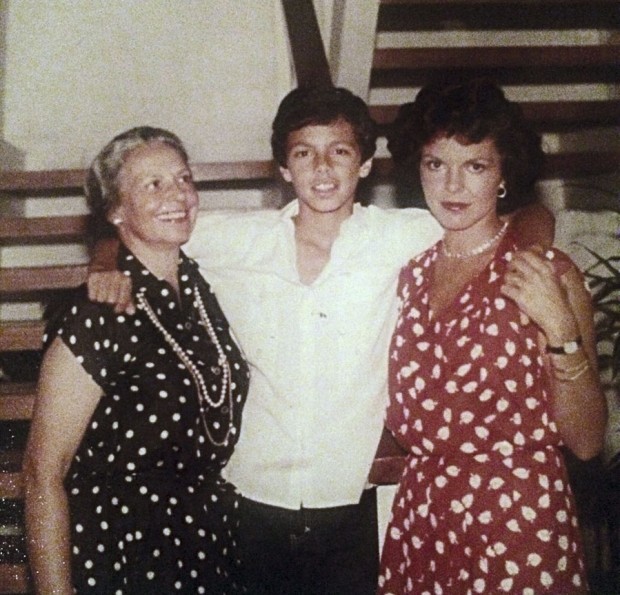 José Padilha com a mãe, Alice, e a avó Raquel em 1979