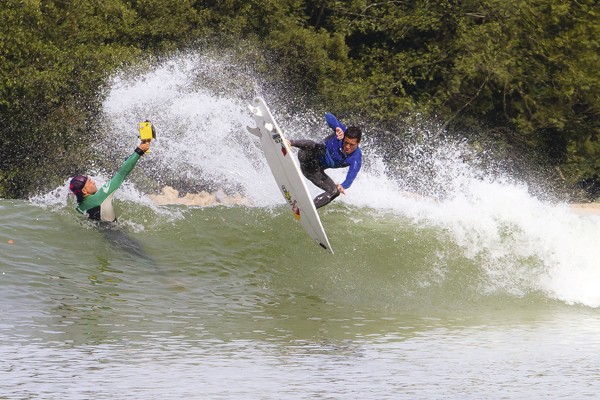 Surfista brasileiro Gabriel Medina surfando na onda artificial da primeira lagoa do Wavegarden, no País Basco