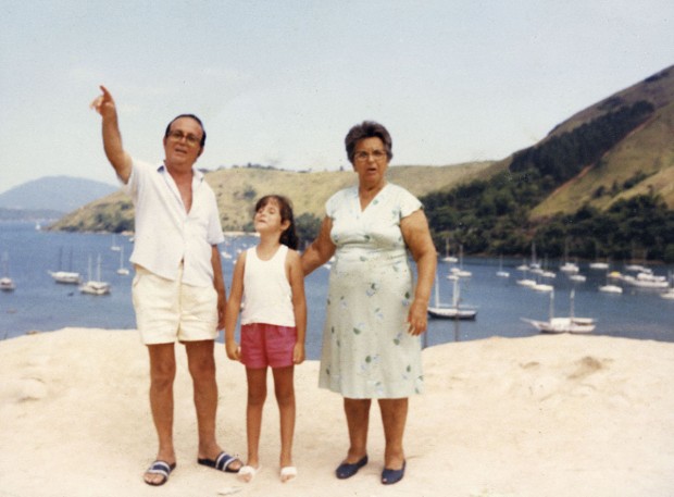 Com os avós Oswaldo e Maria Ribeiro, em Paraty