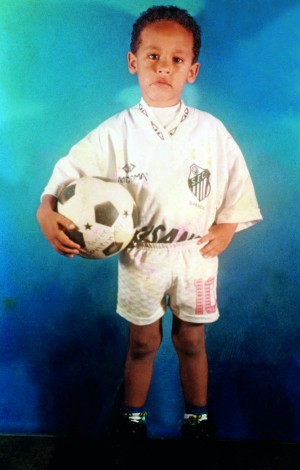 Aos 6 anos, com o uniforme do Santos; e, na pág. ao lado, na estica aos 5 e em foto produzida pela escolinha para o Dia das Mães, com 3 anos