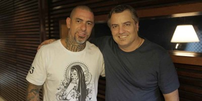 Henrique Fogaça, sucesso como jurado do Masterchef, hoje na cozinha do Trip FM