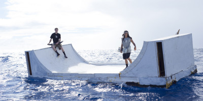 Dropando um skate sobre o mar