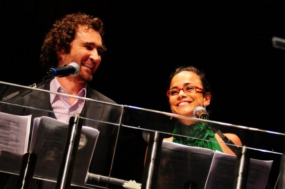 Os apresentadores João Miguel e Alice Braga
