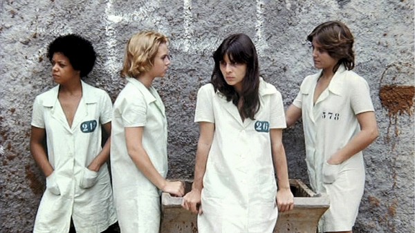 Mulheres de blusa na prisão