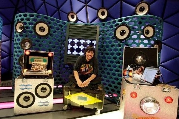 O cantor China no Na Brasa, programa que apresenta na MTV