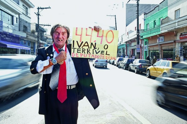 Ivan e seus poucos dentes na avenida doutor Eduardo Cotching, zona leste de São Paulo