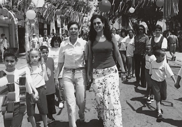 Alcione e sua mãe, Guiomar, em desfile das crianças atendidas na entidade, em 2003