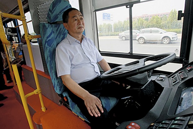 Motorista viajando sem trabalhar no teste do ônibus sem motorista