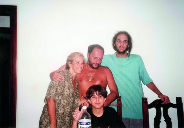 Cabeludo nos anos 90, com o pai, a mãe e um dos irmão