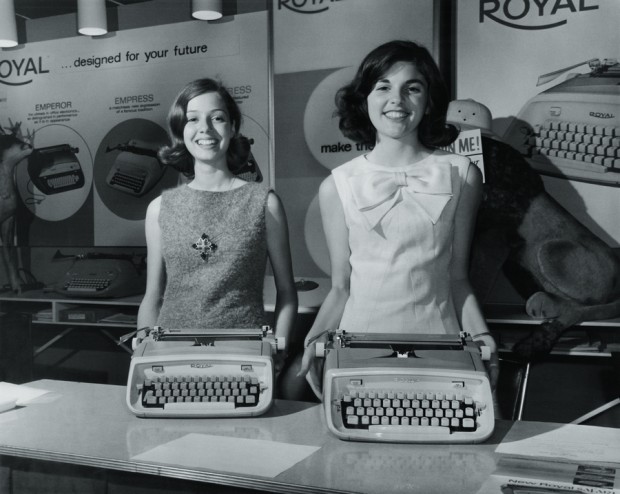 Susan (à esq.) exibe toda prosa a máquina de escrever que ganhou em um concurso de redação, quando tinha 14 anos