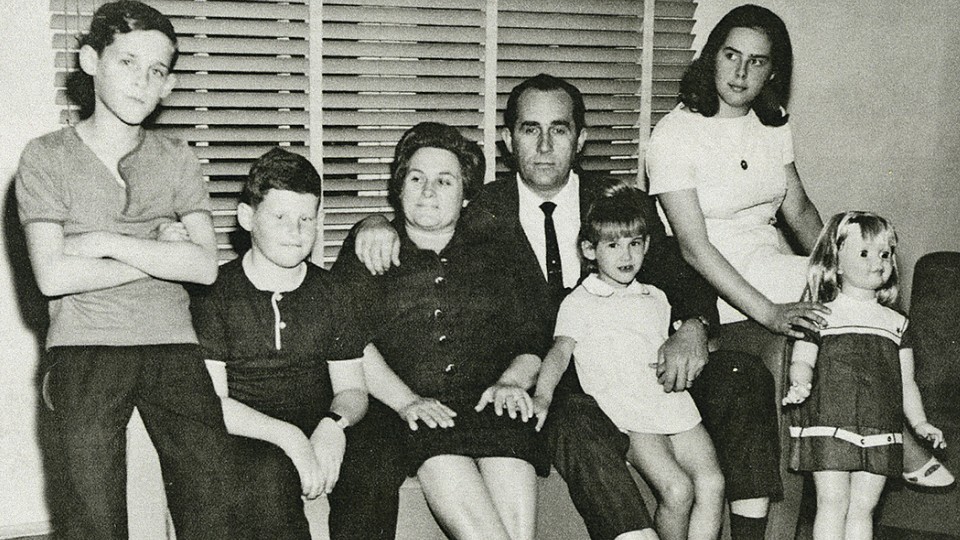 Em foto de Natal com os pais e os irmãos, Beltrame é o segundo da esquerda para a direita