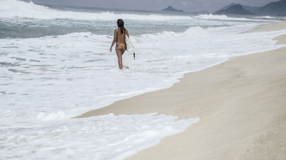 A surfista Jessica na Praia da Reserva no Rio de Janeiro