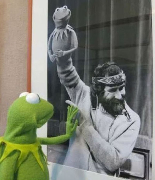 Kermit com saudades de Jim Henson, seu criador