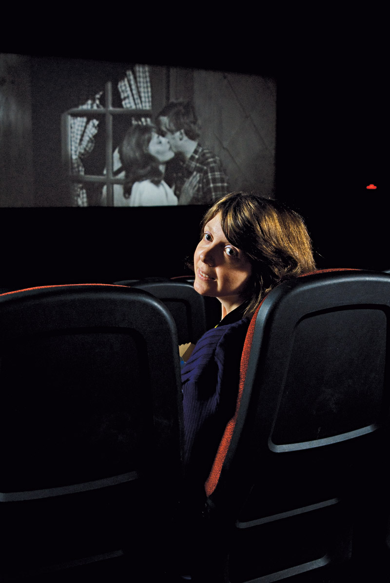 Danusa Corrêa Penna assistindo o filme Jules e Jim no cinema