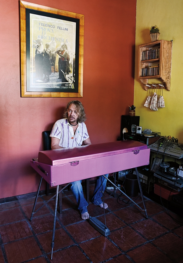 O compositor dedilha o piano em sua casa no Recreio dos Bandeirantes, no Rio de Janeiro