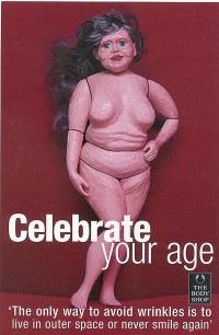 Anúncio da The Body Shop que diz “Celebre sua idade. O único jeito de prevenir rugas é viver no espaço sideral ou nunca sorrir de novo”