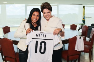 Em junho, Marta entrega uma camisa autografada para a presidente Dilma