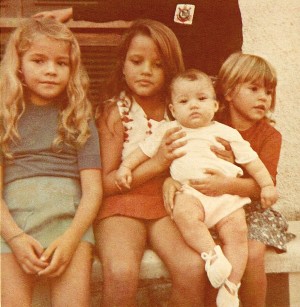 Com  o cabelão cacheado, as irmãs e a prima Patricia (no colo)