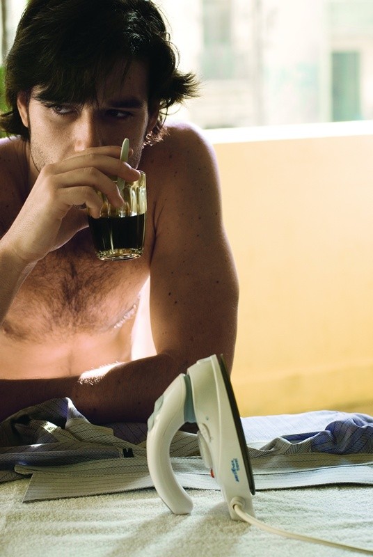 Guilherme Weber tomando café e passando roupa
