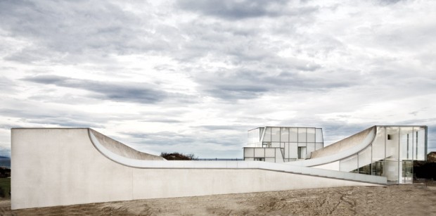 A forma ondulada do Museu do Surf se mistura com o céu e o mar de Biarritz