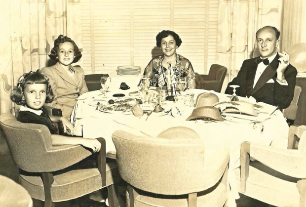 Família reunida no navio Andes, rumo  à Europa, no fim  dos anos 50: da esq. para a dir., Maria Lucia, a irmã, Marilia, e seus pais