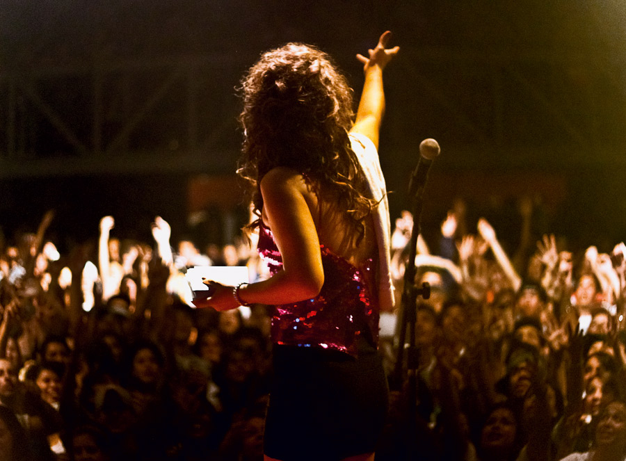 Flora se apresenta  em Curitiba, onde é adorada: já cantou para 5 mil pessoas