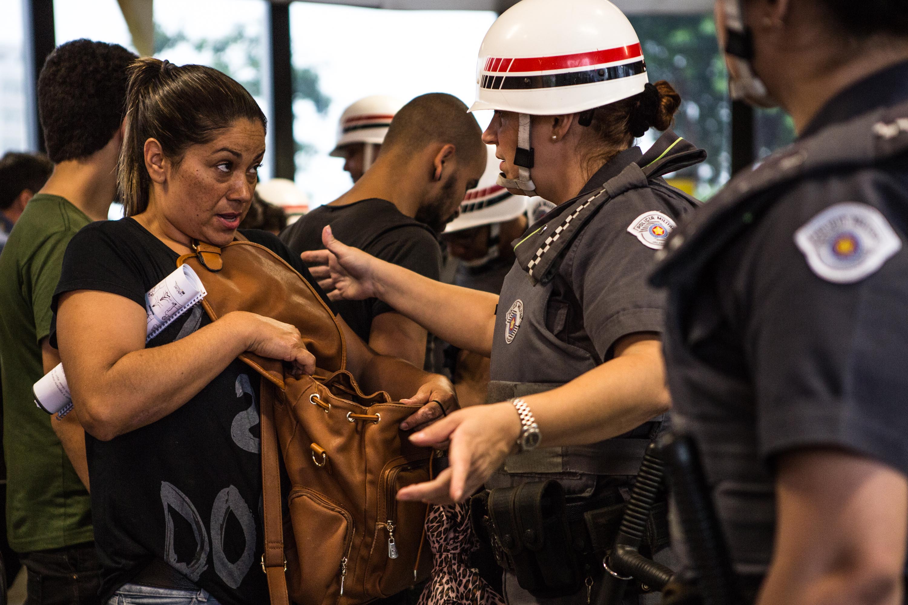 Policiais revistam usuários do metrô em dia de manifestação do MPL (Movimento Passe Livre).