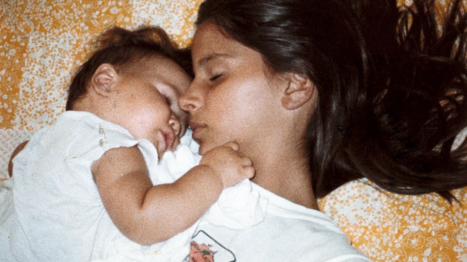 Petra bebê, dormindo com a irmã Elena