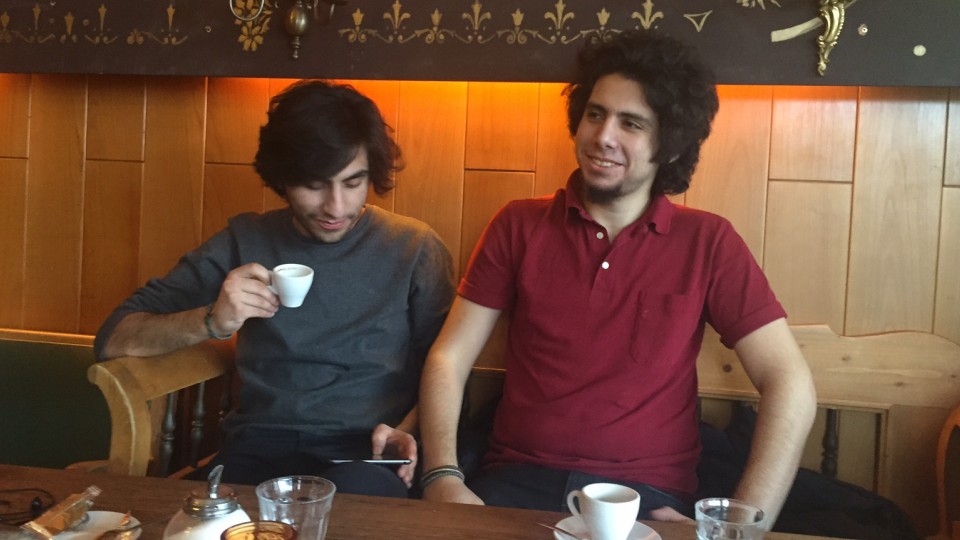 Os refugiados sírios Samir e Nefe tomam um café com Nina Lemos, em Berlim
