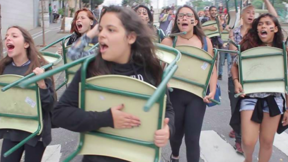 Nas ruas, estudantes usam carteiras escolares como escudo
