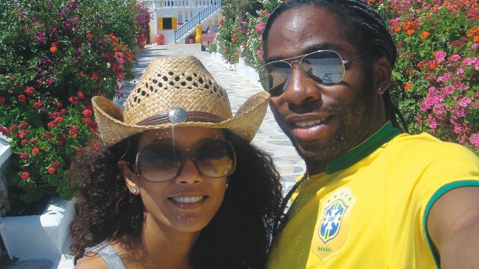 Com a esposa e também atriz, Taís Araújo, durante a Copa do Mundo, em 2010