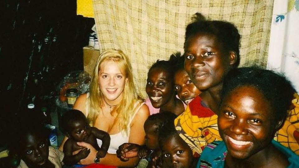 A escocesa Louise Linton, aos 18 anos, na Zâmbia
