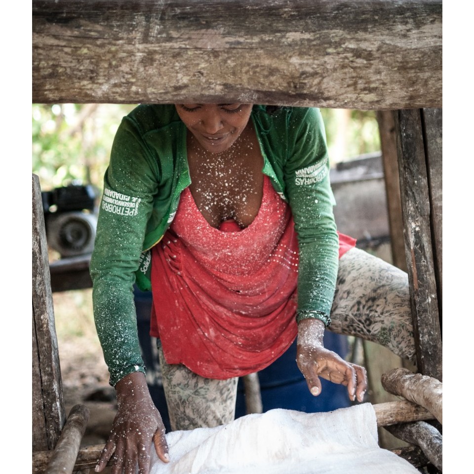 Nas comunidades ribeirinhas, as mulheres são, na maioria das vezes, as responsáveis pela produção de farinha de mandioca. São elas também a maioria das coletoras que fornecem andiroba e murumuru para o beneficiamento