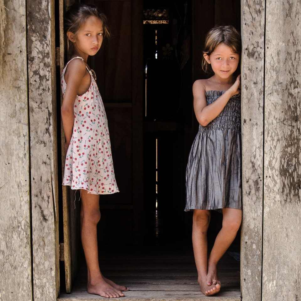 Netas da coletora de murumuru Creuzete Galdino em sua casa, na comunidade ribeirinha do Idó, às margens do rio Juruá