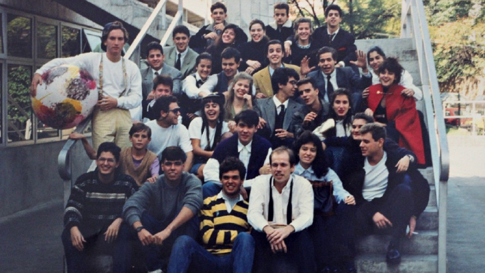Alunos do colégio FAAP no final dos anos 80. Karnal está sentado no primeiro degrau à direita, com gravata aberta