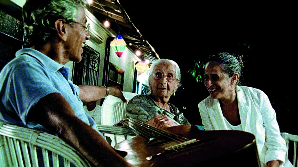 Na casa da mãe, dona Canô, com ela e a irmã Maria Bethânia, em Santo Amaro da Purificação (Bahia), em cena do documentário Maria Bethânia – Pedrinha de Aruanda (2006), de Andrucha Waddington