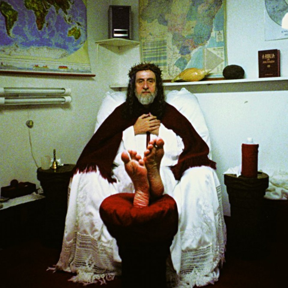 O filho do Pai descansa em seu gabinete, em Curitiba