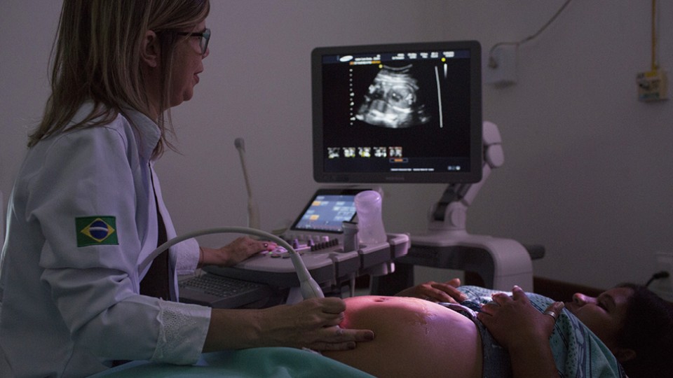 Dra. Adriana Melo faz ultrassom em paciente em Campina Grande