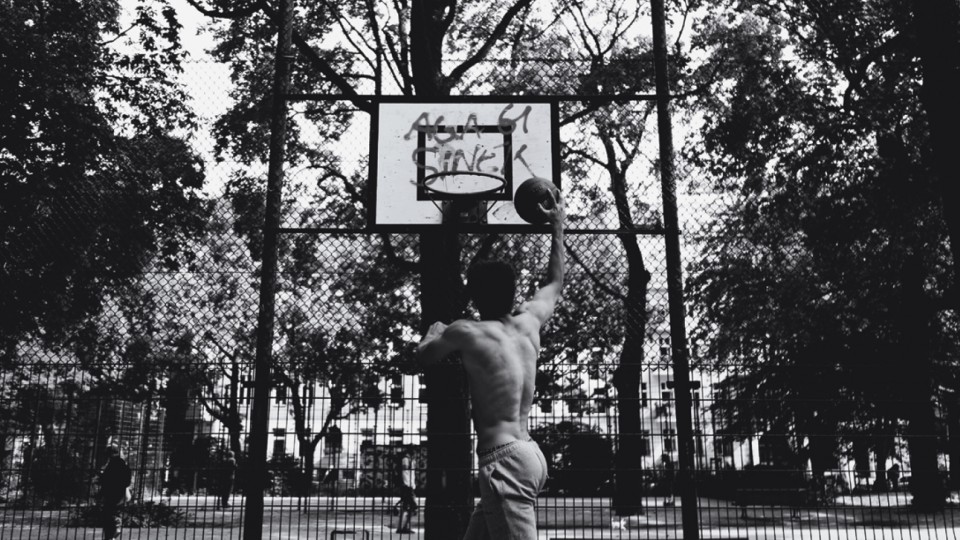 "Quando ele me contou que jogava basquete, fomos ao parque e pedi que me mostrasse o que sabia fazer. Ele sabe mesmo pular"